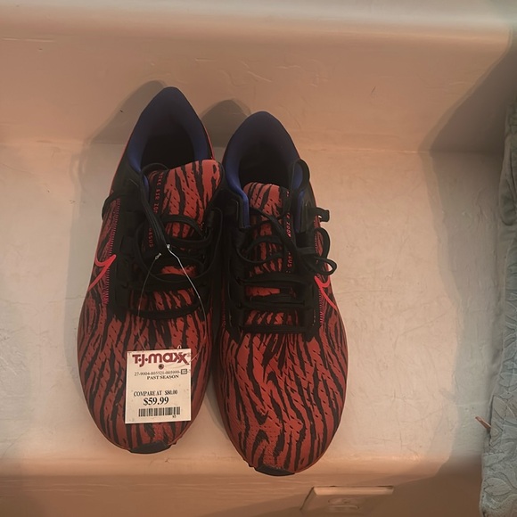 NWT Nike Women’s Size 10 1/2 Tiger Striped Sneakers. - Picture 1 of 12